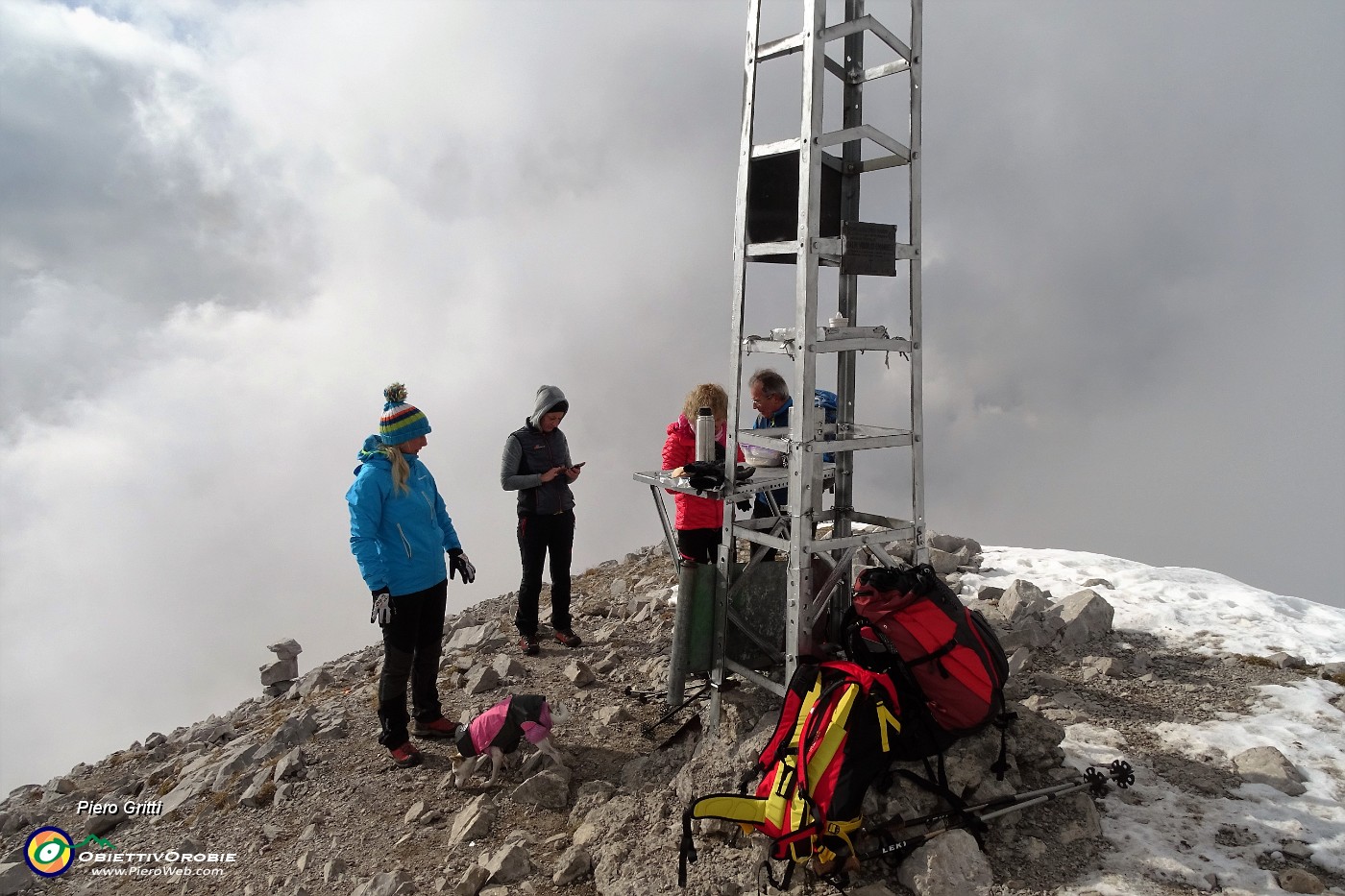 68 In vetta al Pizzo Arera (2512 m), ben imbacuccati !.JPG